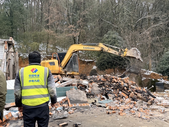 隧道工人逆行火场,勇救九旬老人显担当(摄:重庆工程公司 王宇欣)(1).jpg