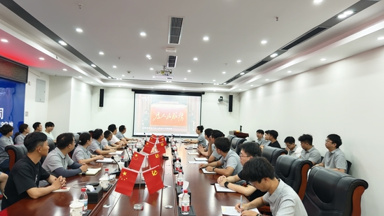 观看警示教育视频(摄:四公司 田松林).jpg