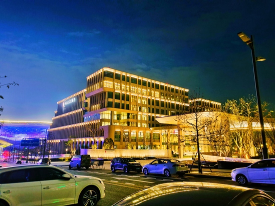 西部(重庆)科学城科学会堂项目 ;重庆市高新区;筑楼以成山,退台而造景,从高空俯瞰,重庆市重点建设项目西部(重庆)科学城科学会堂项目科技服务中心拔节而起,披上温暖的“毛呢大衣”,助力成渝地区双城经济圈建设,服务国家创新需要。(拍摄作者:柏祥) (2).jpg