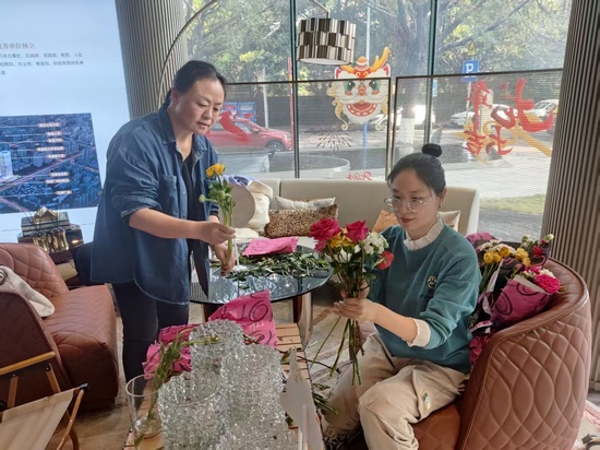 罗榕(左一)参加项目三八节活动(供图:何星儒).jpg