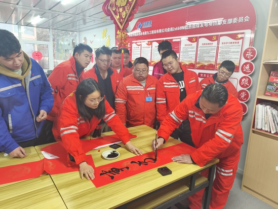 元宵灯为职工亲笔写对联(贵州公司 王成欣摄).jpg