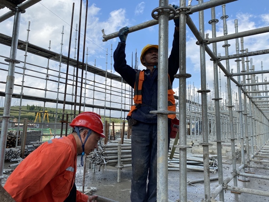 深入项目一线检查脚手架安装(贵州公司 钱超摄).jpg