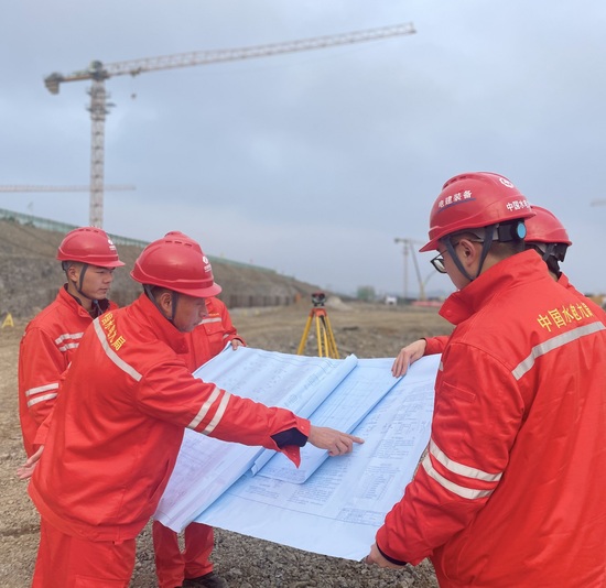 带领创新工作室成员深入项目一线(贵州公司 王成欣 摄).jpg