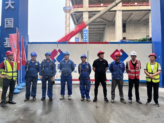 罗榕(右一)监督塔吊拆除(供图:顾六鑫).jpg