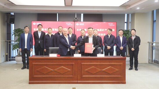 水电九局党委书记、董事长周正荣于总部会见贵州省地质矿产开发院党委书记、院长王剑一行,双方就矿业发展及合作事宜开展深入座谈交流,并共同见证双方战略合作框架协议的签署。省地矿院党委委员、副院长陈宗权,水电九局党委委员、副总经理李文超,副总经理朱川参与本次座谈交流。(六公司 吴恺 文).jpg