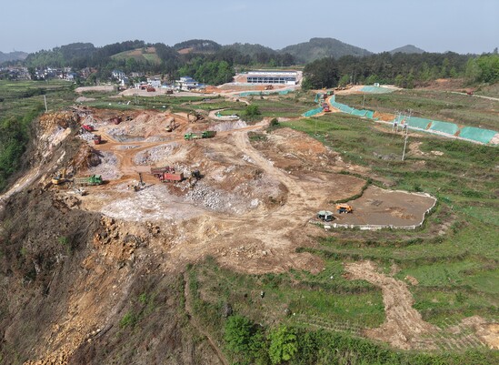 宣威水库首部枢纽项目大坝主体开挖.jpg