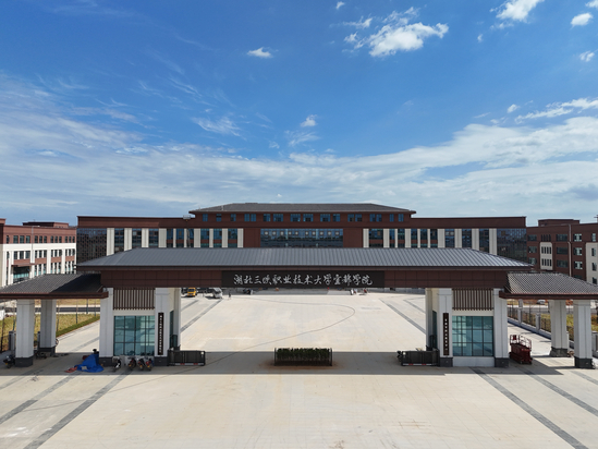 重庆工程公司湖北宜都产教融合园项目-蓝天白云下,崭新的楼群与明媚秋光交相辉映。国庆佳节,项目建设者坚守岗位,以实干履约担当,把产教融合的育才新地标,定格成礼赞祖国的时代华章。-王宇欣摄.jpg