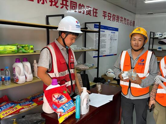 工友在安全积分超市兑换商品(1).jpg