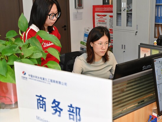 (四公司 师傅 朱莉平 徒弟 周佩瑜).jpg