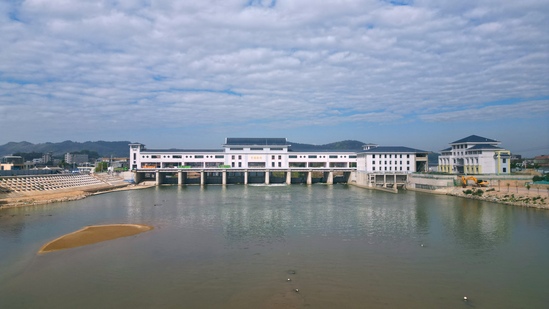 广东潮州官塘桥闸重建项目,交通桥通车后有效疏解区域交通压力。国庆假期,建设团队坚守一线,开展现场巡查维护,筑牢防洪安全屏障。国企有我在岗,守好民生工程,以实干献礼祖国华诞。(摄 广东工程公司 吴志航).jpg